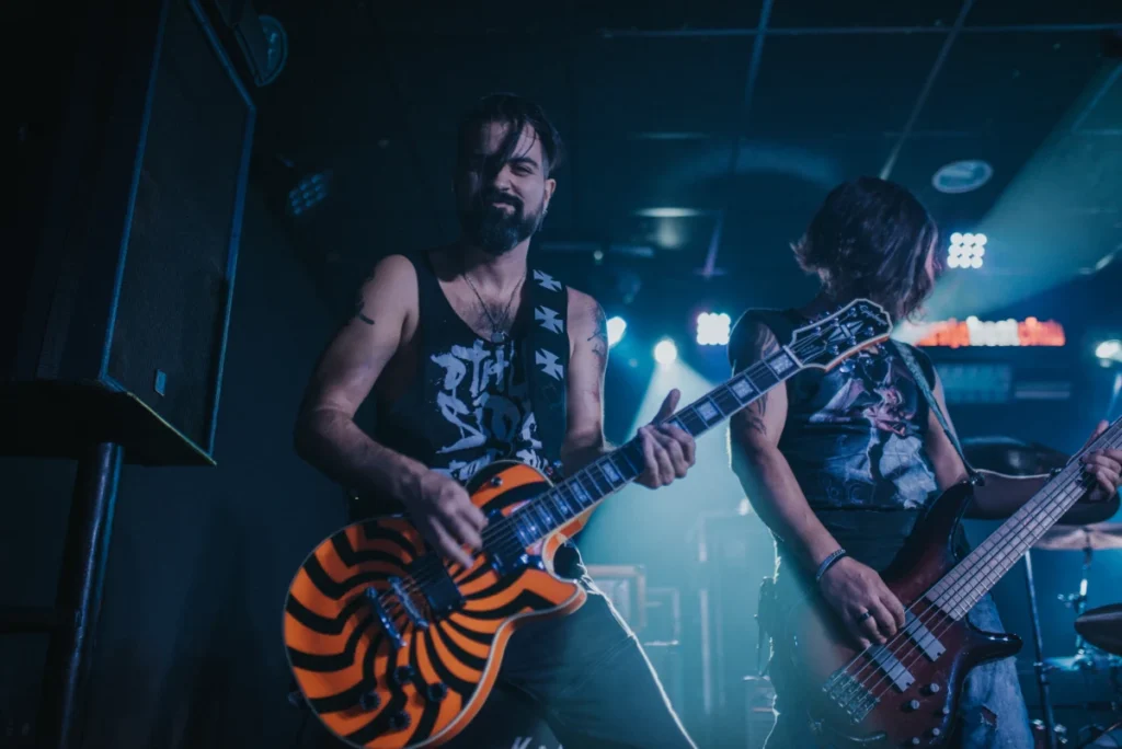 guitarrista de Seventh Hell tocando en directo