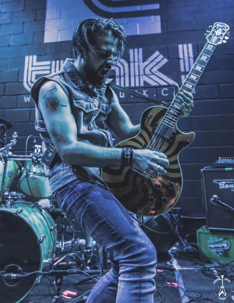 Guitarrista de Seventh Hell tocando en directo en Irún