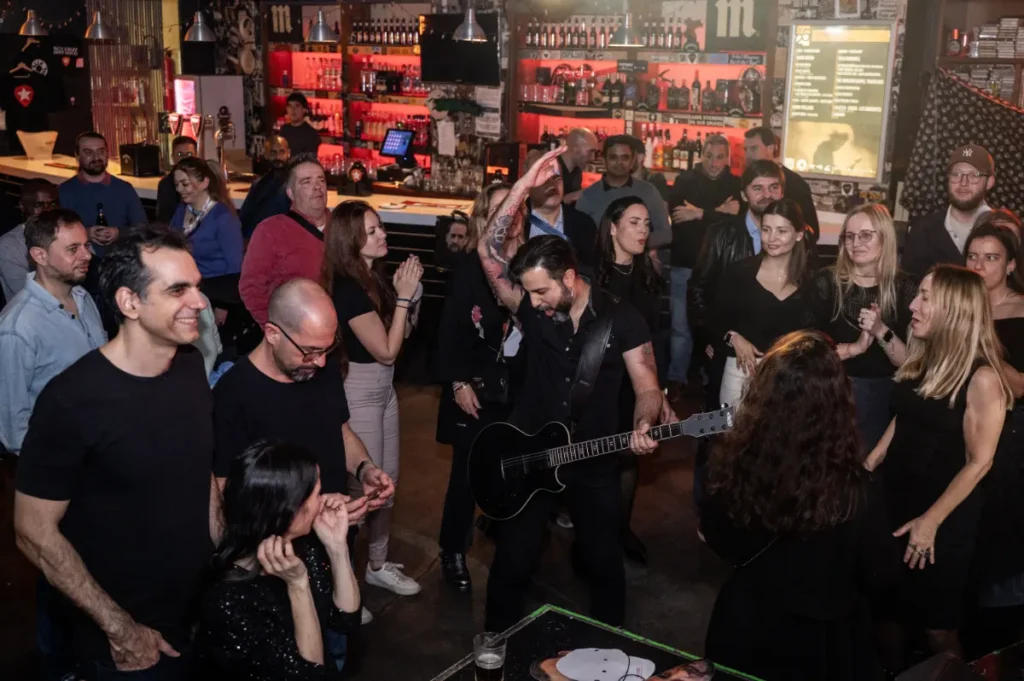 guitarrista de Seventh Hell tocando entre e público