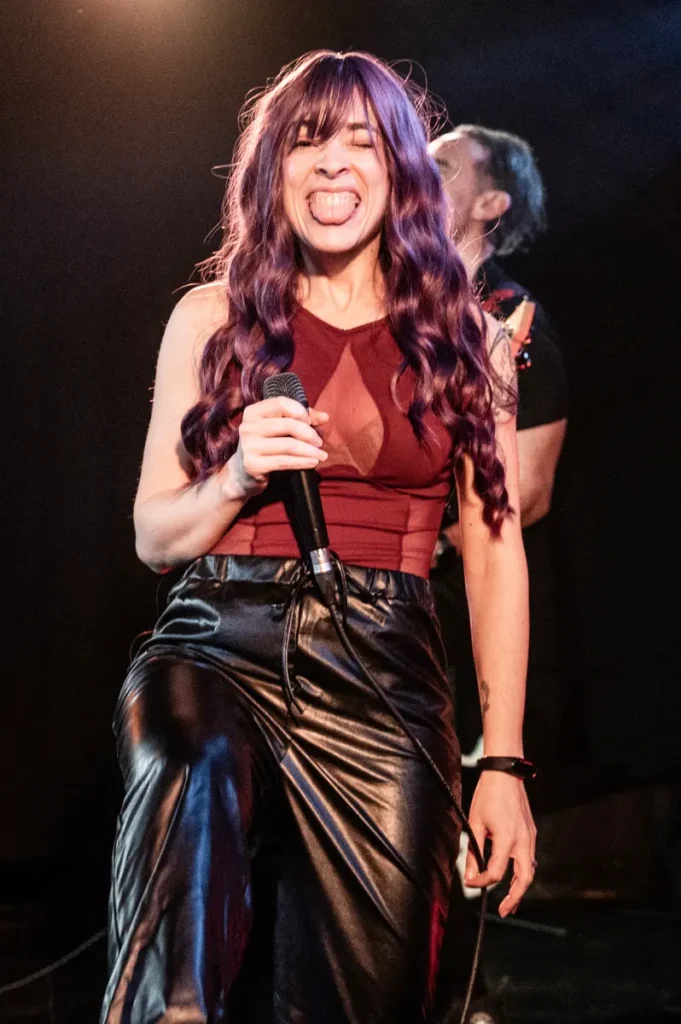 Lory RoxX vocalista de Seventh Hell sacando la lengua en directo