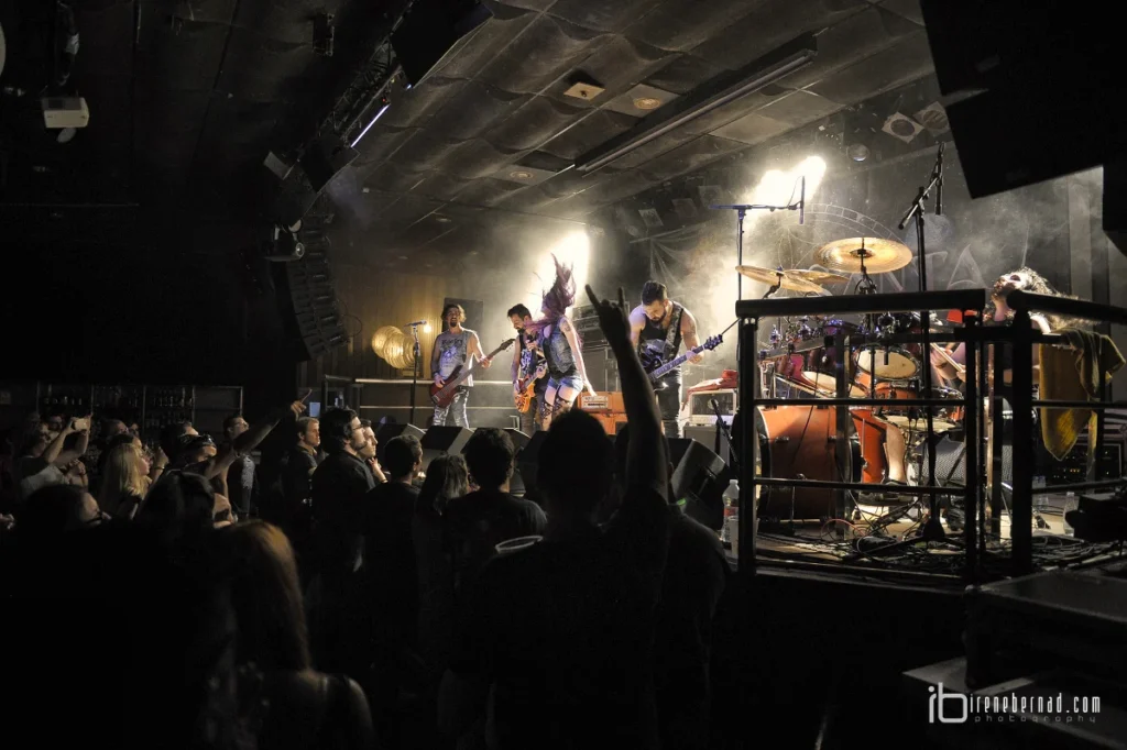 Seventh Hell, banda de rock con voz femenina, en directo en Valencia