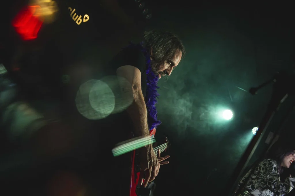 Bajista de Seventh Hell tocando el bajo en directo