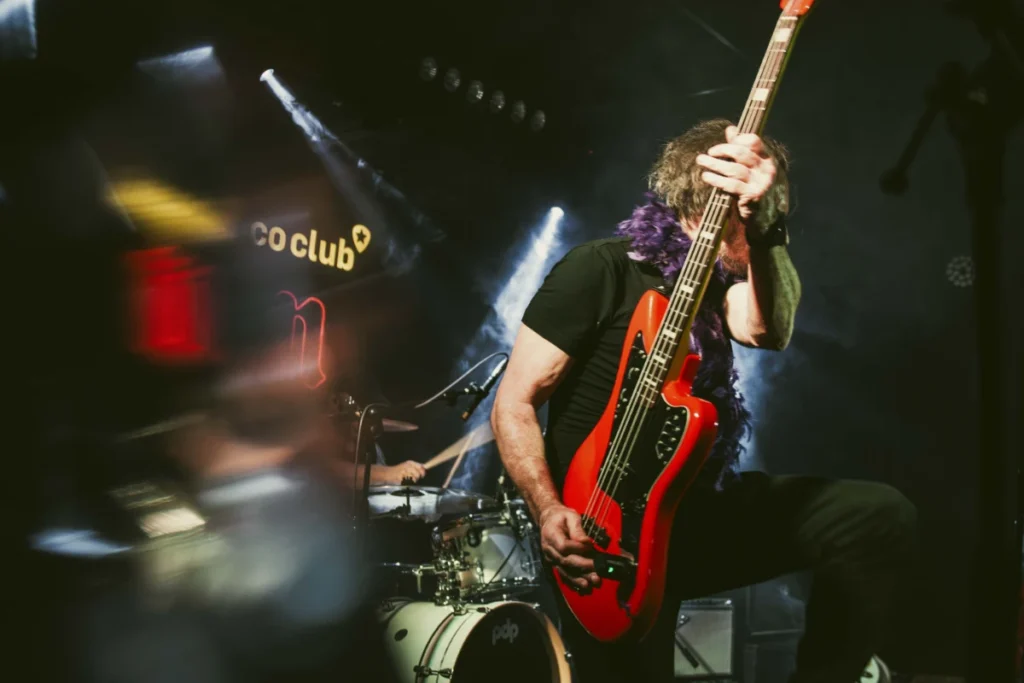 bajista de Seventh Hell con bajo rojo en directo